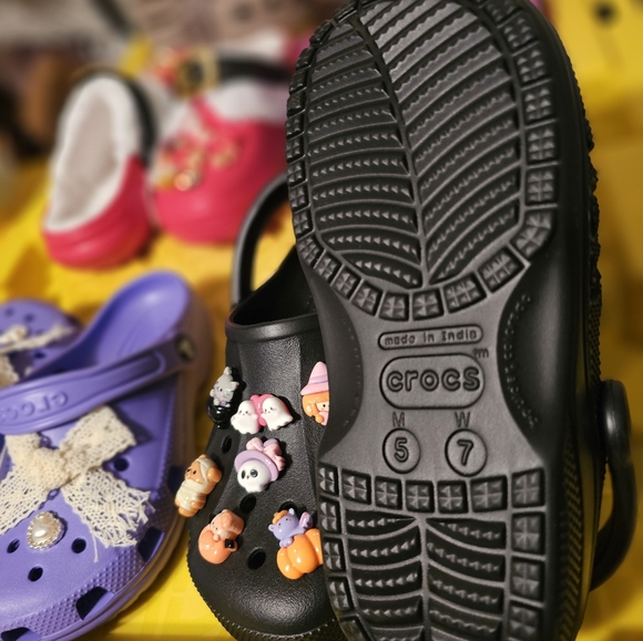 🎃NEW! Black Baya Clogs Fully Customized with Exclusive Handmade Charms👻 - Picture 7 of 8